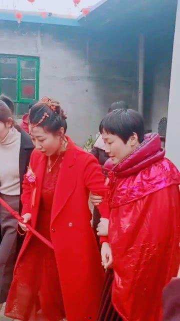 新郎成了吃瓜群众,一场意外的婚礼闹剧