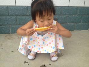 小孩含泪吃瓜,孩子的成长瞬间