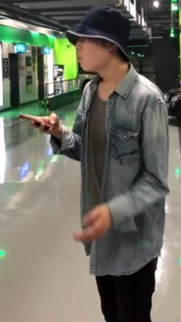 路人吃瓜围观的视频,路人围观吃瓜，现场热闹非凡