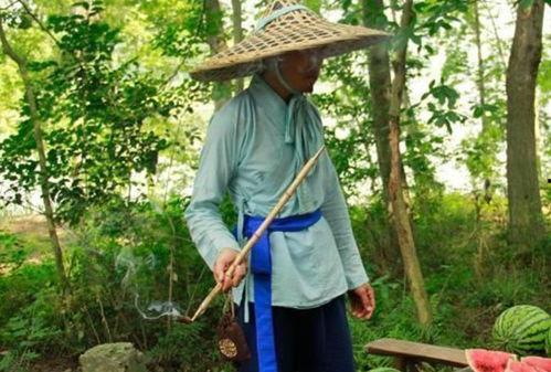 农民路边吃瓜,农民悠闲路边吃瓜，共享丰收喜悦