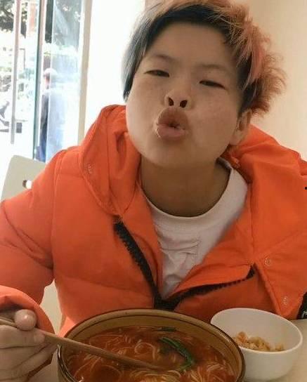 路边网恋失败吃瓜,路边吃瓜群众见证心碎瞬间