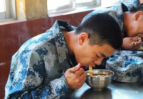 给当兵的人分享吃瓜,当兵人的独特饮食体验