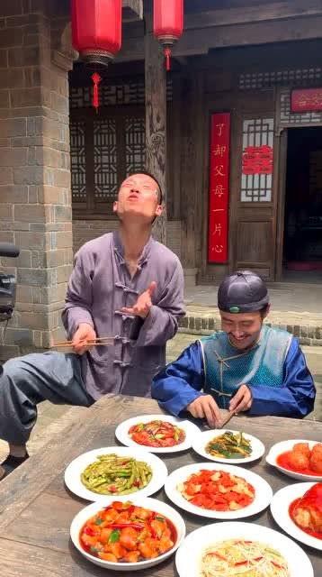 满朝官员齐吃瓜