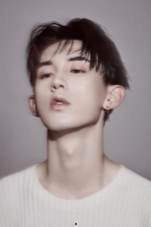 郭俊辰吃瓜少年